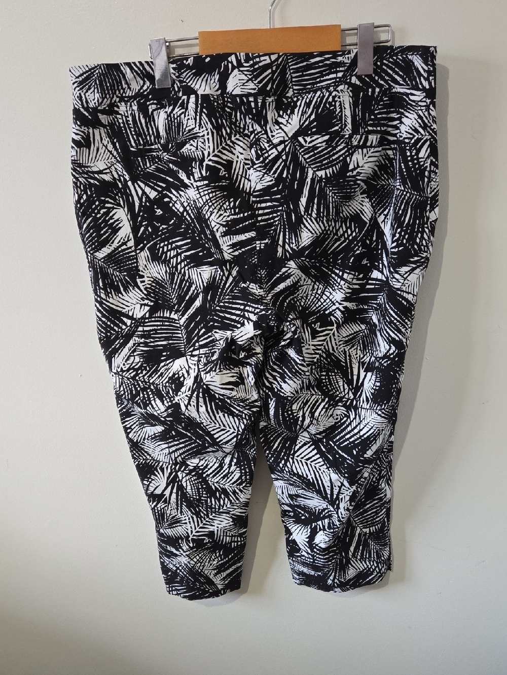 Cynthia Rowley Ladies 18W Capris - Picture 5 of 8